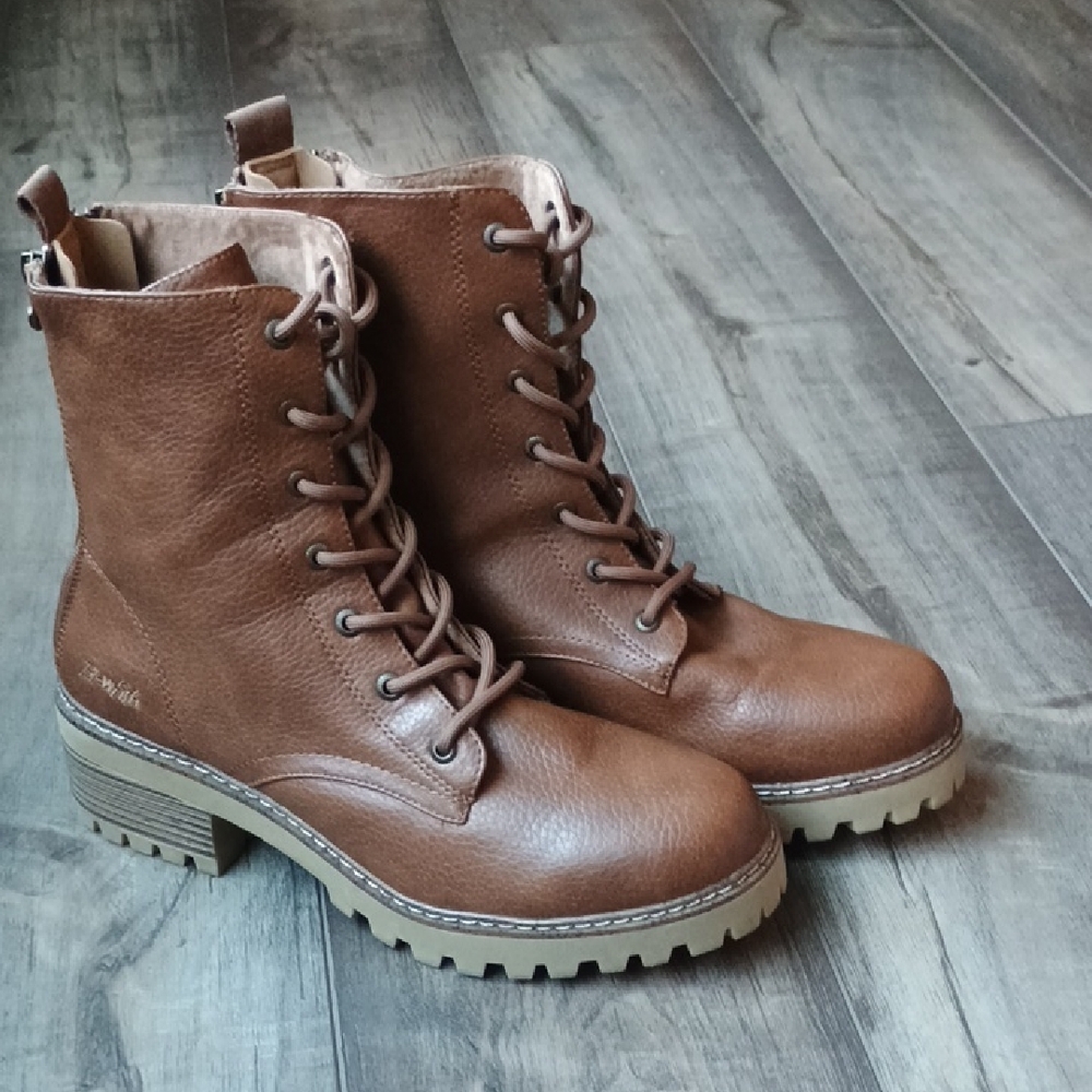 Stylish Tan Lace-Up Boots for Women - Picture 8 of 10
